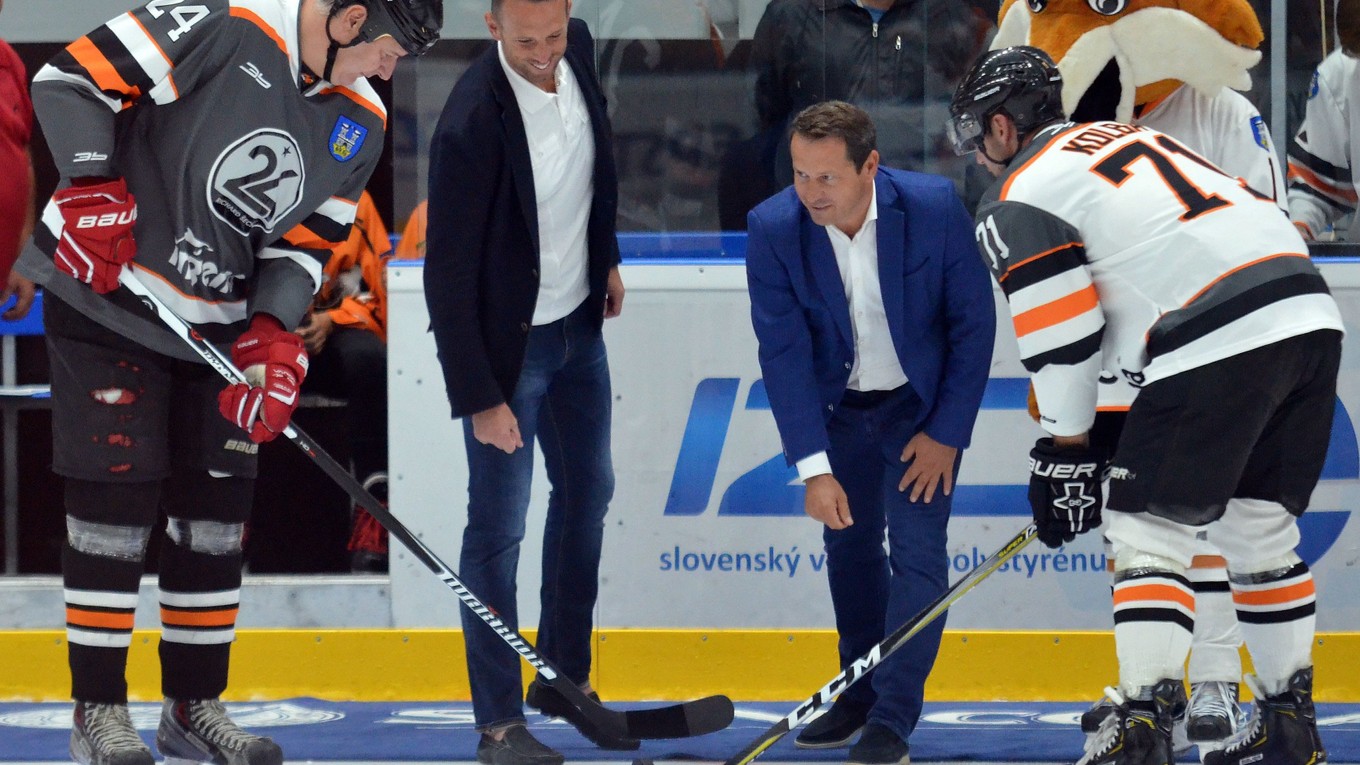 Pri rozlúčke Richarda Šechného s hokejom vhodili úvodné vhadzovanie šéf Pro-hokeja Richard Lintner a prezident SZĽH Martin Kohút.