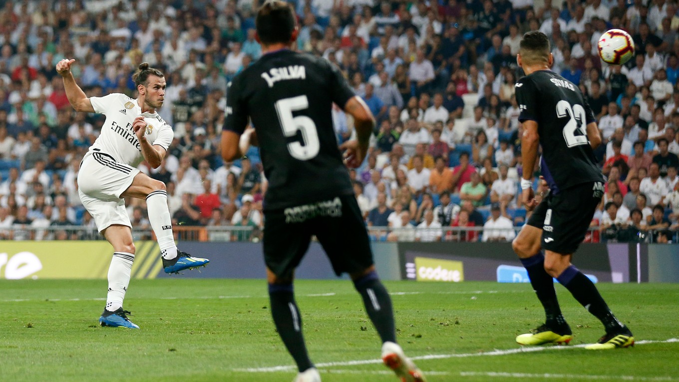Gareth Bale (vľavo) strieľa prvý gól Realu Madrid v zápase.