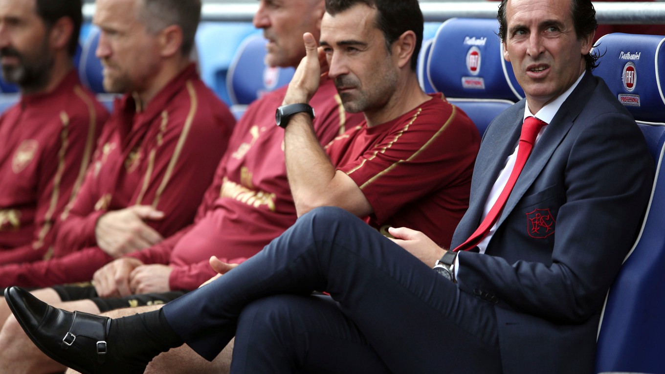 Tréner Arsenalu Unai Emery (vpravo) sleduje zápas.