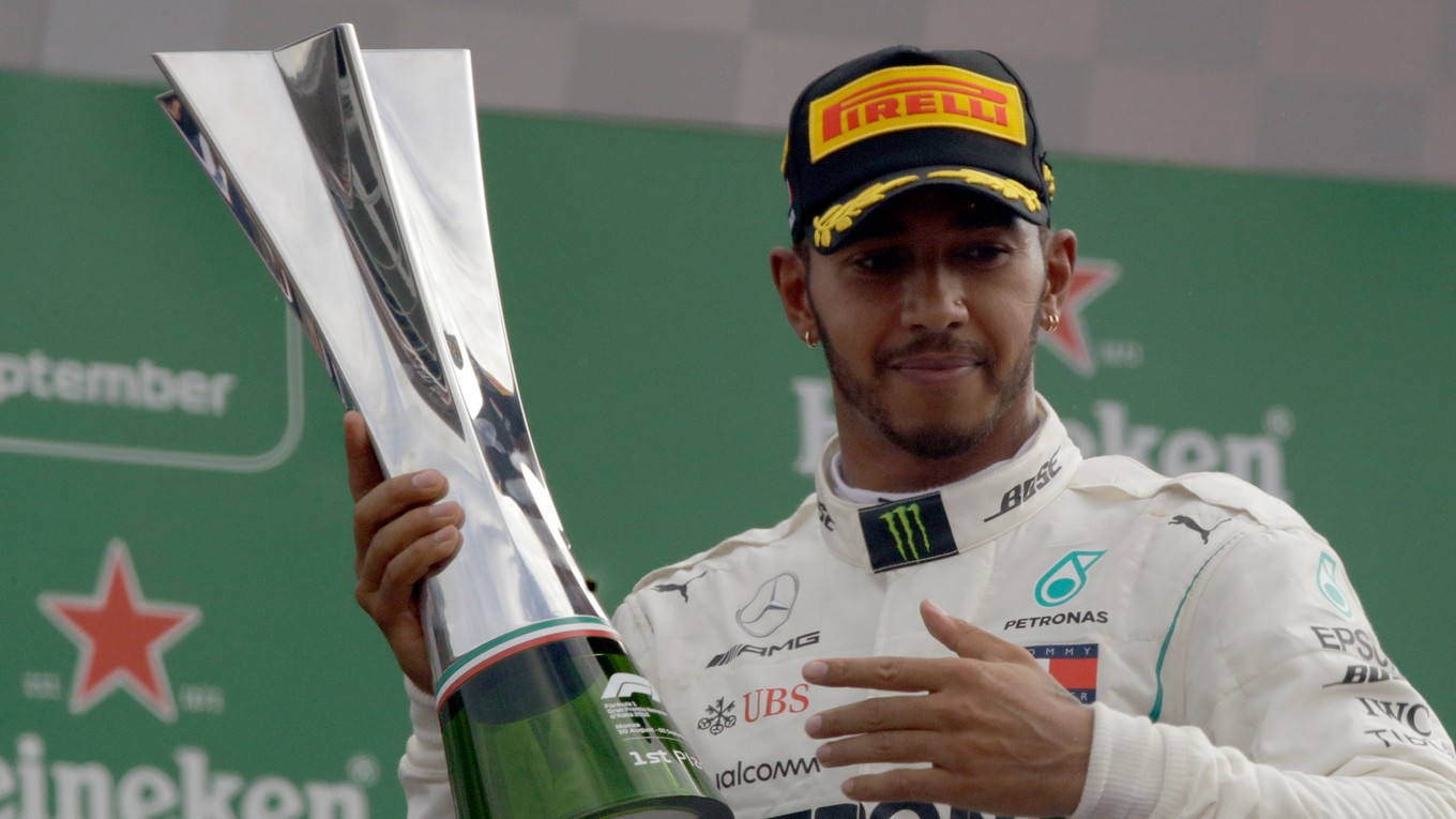 Lewis Hamilton s víťazným pohárom.