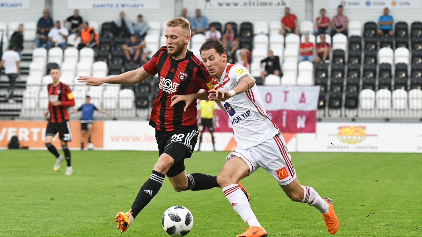 Joey Sleegers (vpravo) z AS Trenčín sa prediera cez Lukáša Luptáka.