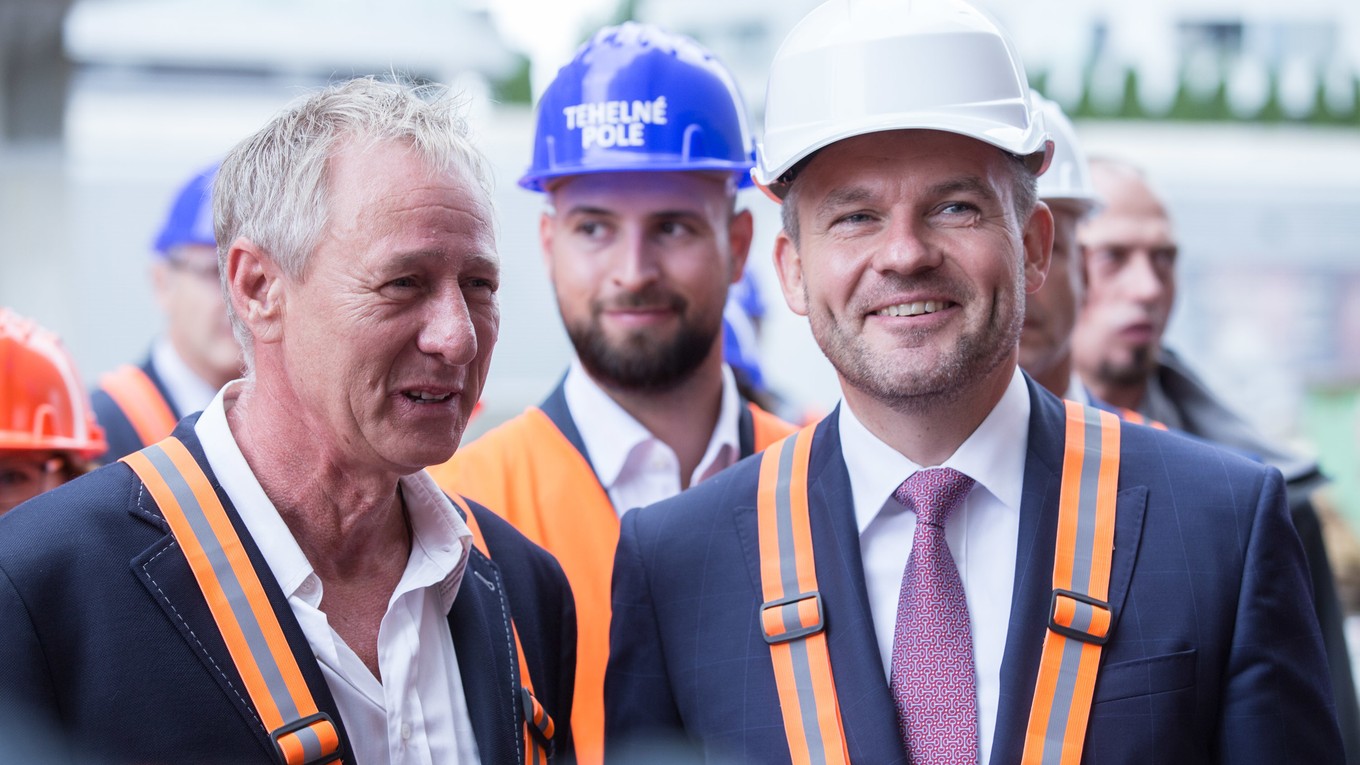 Zľava Ivan Kmotrík starší, Ivan Kmotrík mladší a Peter Pellegrini.