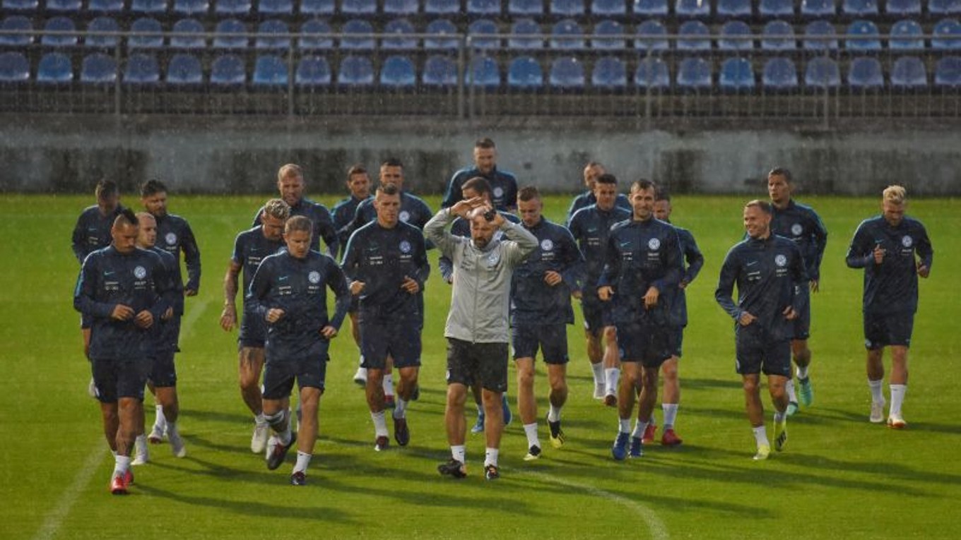 Slovenskí futbaloví reprezentanti počas tréningu pred stredajším prípravným zápasom proti Dánsku.