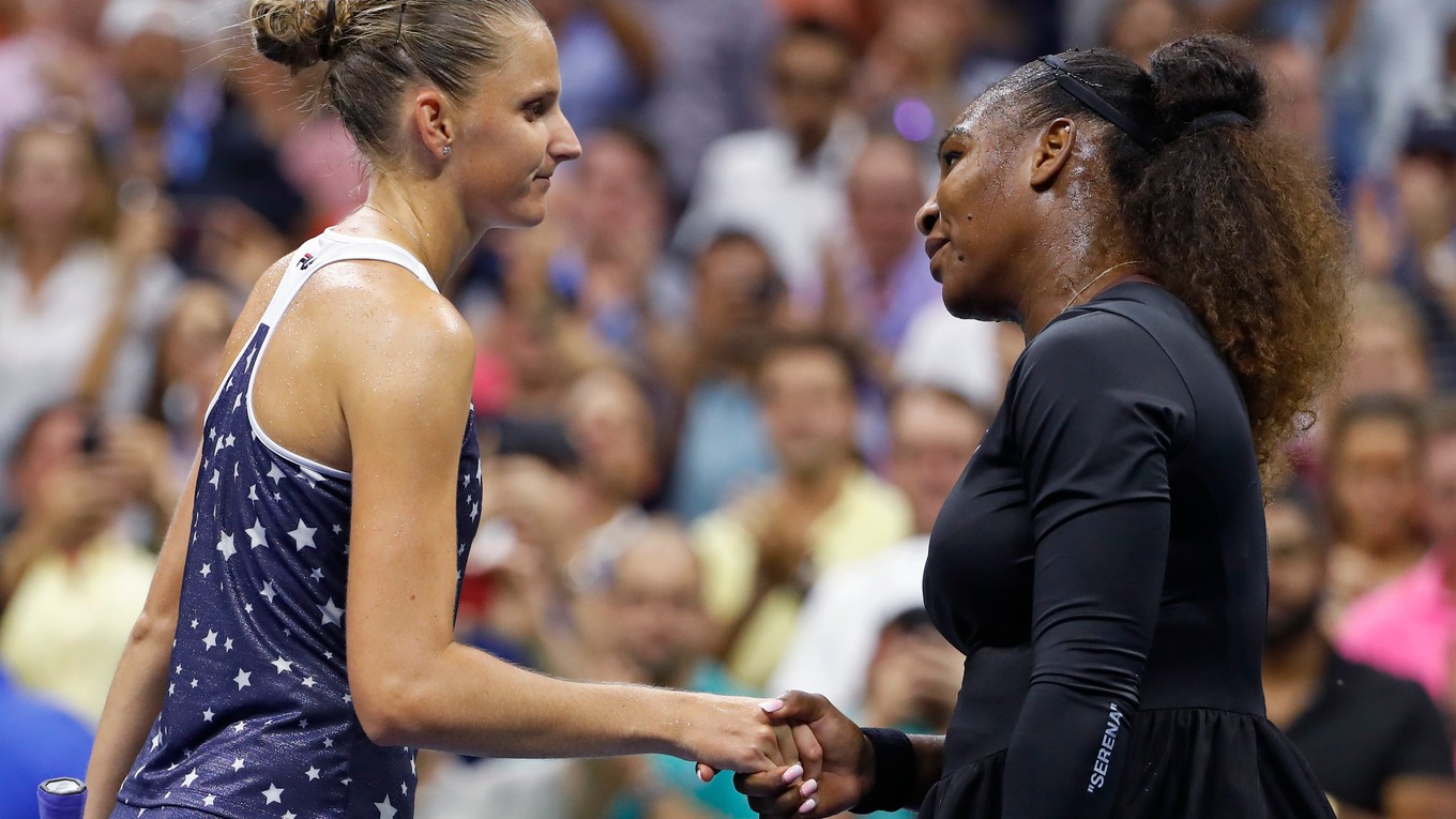 Serena Williamsová (vpravo) prijíma gratuláciu od Karolíny Plíškovej.
