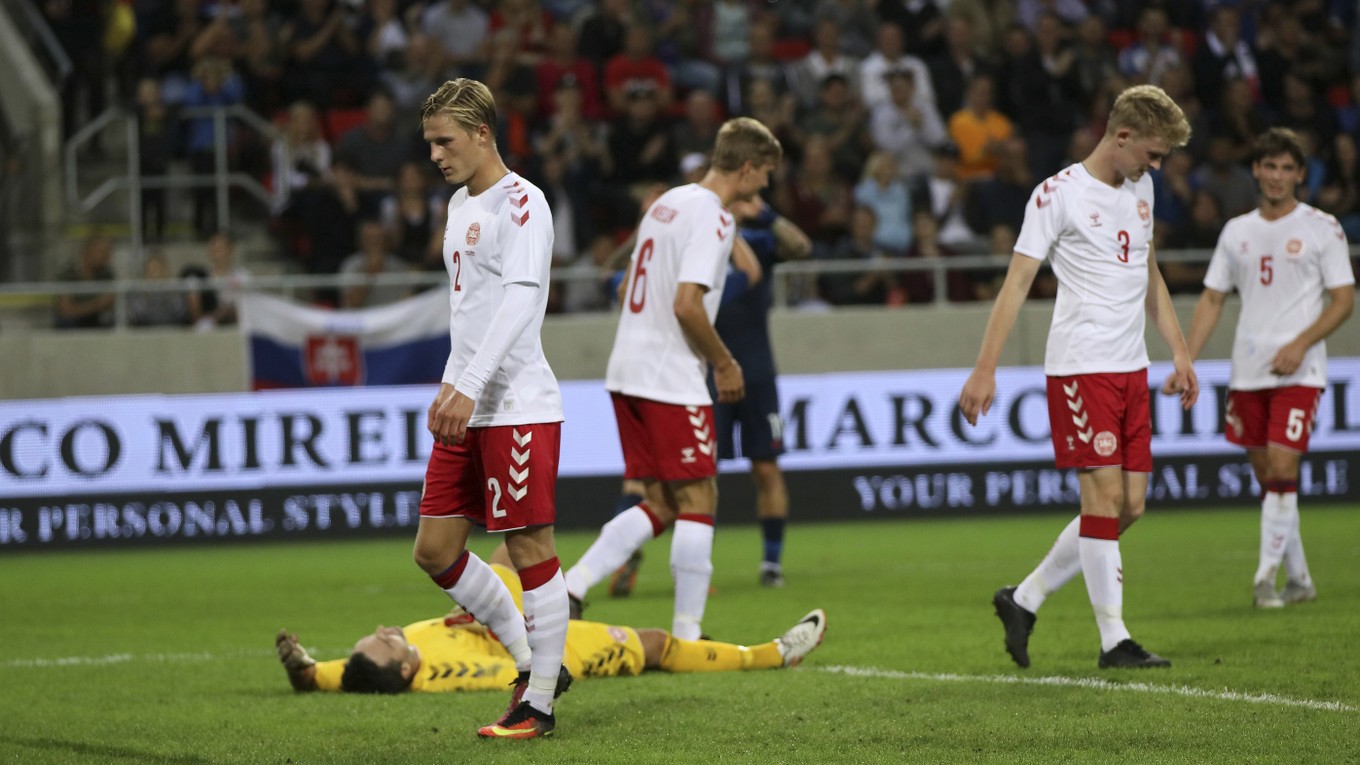 Dánski futbalisti reagujú po jednom z gólov.