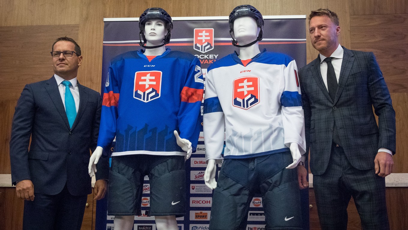 Marián Hossa (vpravo) a šéf hokejového zväzu Martin Kohút počas prezentácie nových reprezentačných dresov.