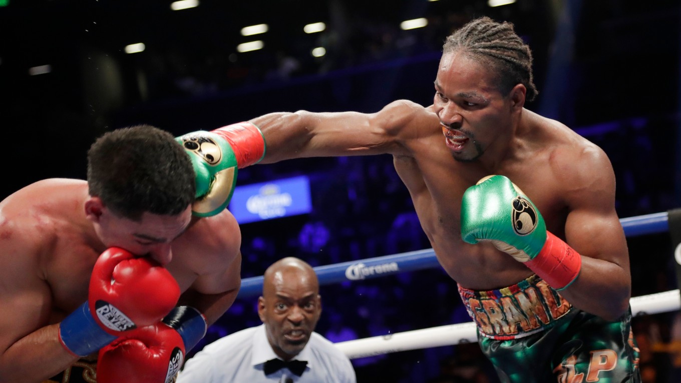 Shawn Porter (vpravo) udiera Dannyho Garciu.