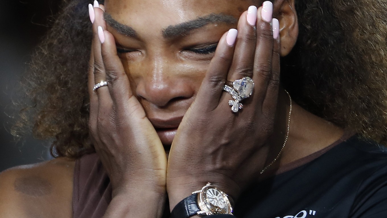 Serena Williamsová plače po finálovej prehre.