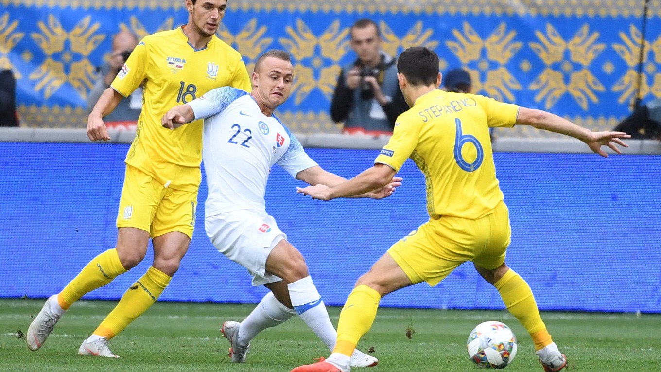 Stanislav Lobotka medzi hráčmi Ukrajiny.