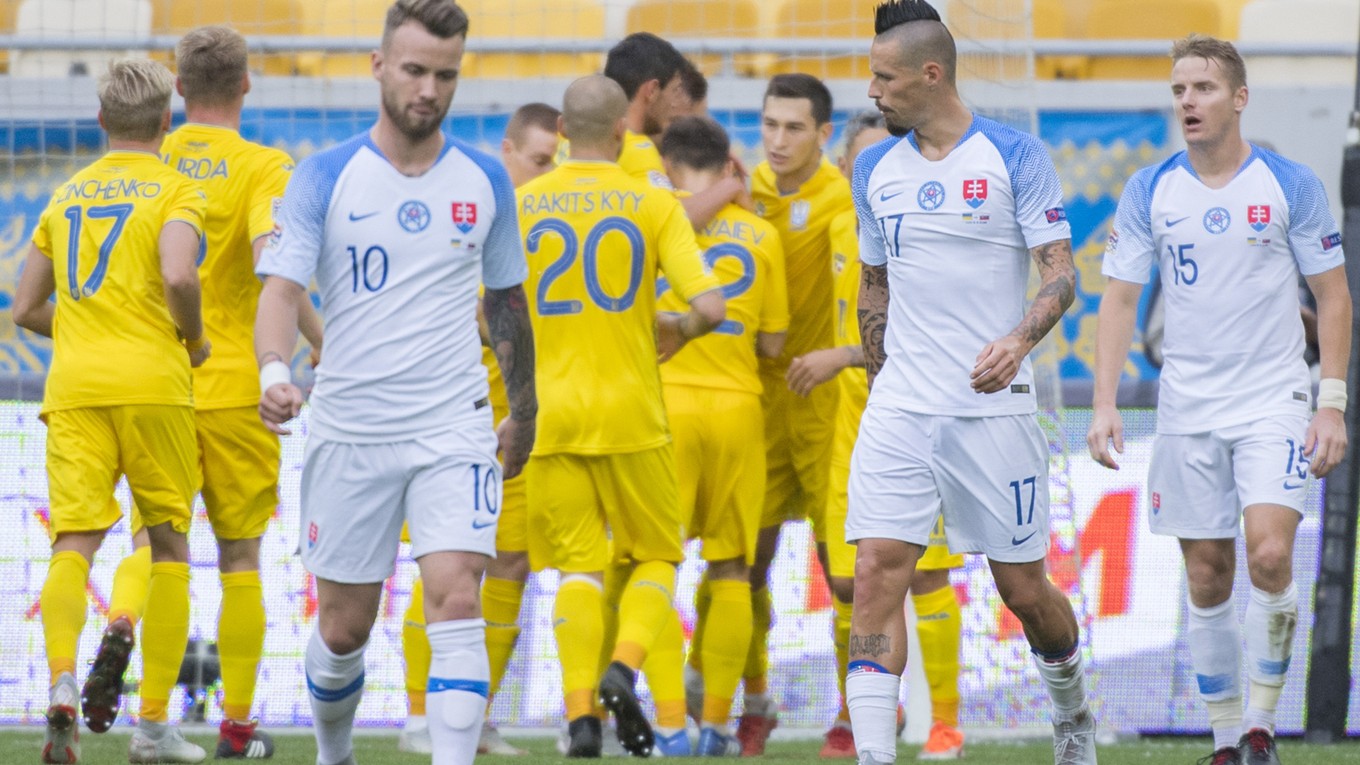 Ukrajinskí futbalisti sa radujú po góle na 1:0.