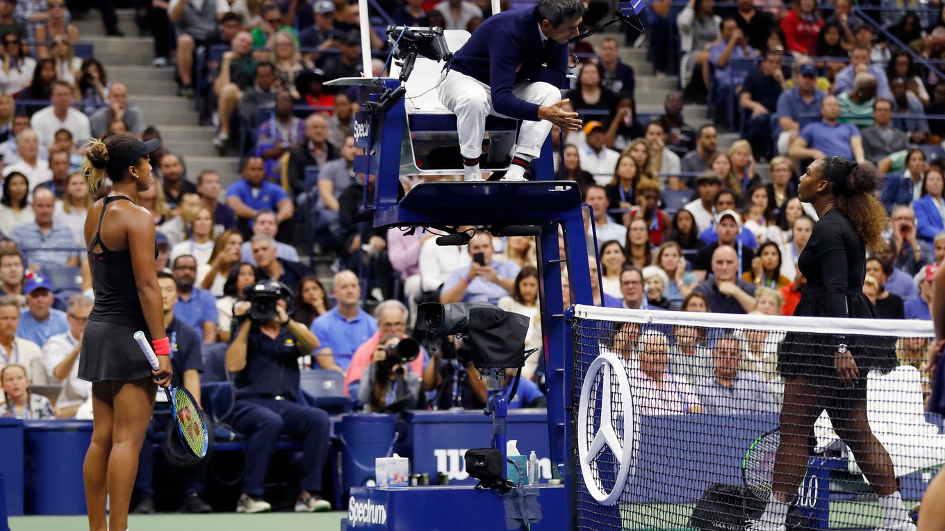 Serena Williamsová v hádke s rozhodcom počas finále US Open 2018.