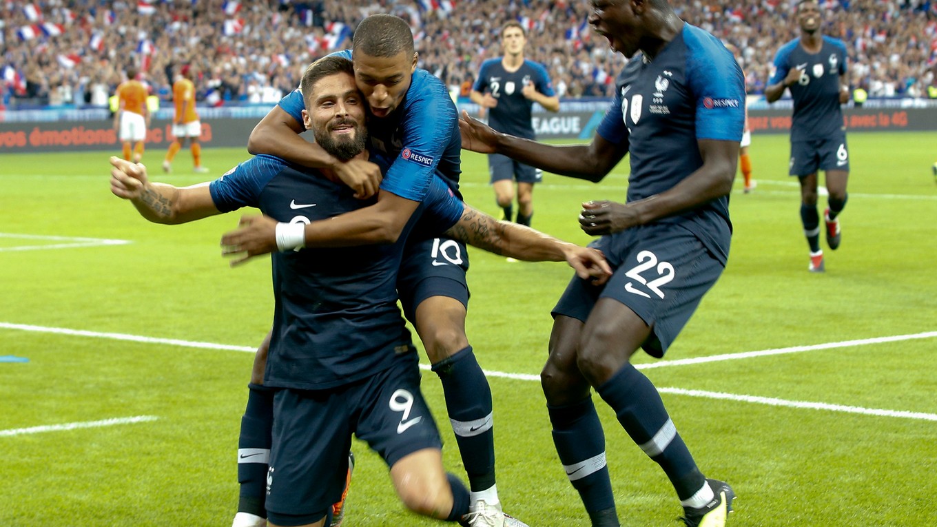 Francúzski futbalisti sa radujú po rozhodujúcom góle Oliviera Girouda.