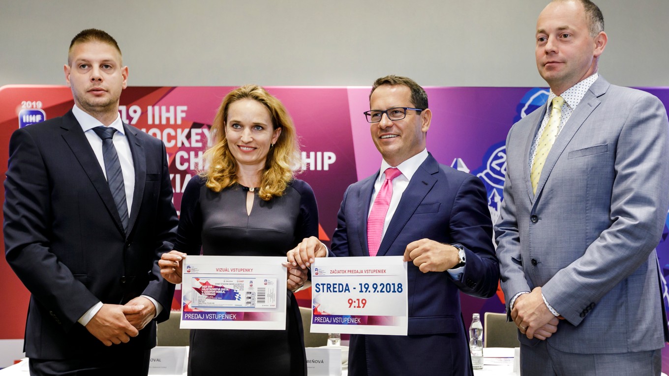 Zľava marketingový manažér 2019 IIHF MS v ľadovom hokeji Lukáš Donoval, zástupkyňa spoločnosti Ticketportal Stanislava Šebeňová, prezident Slovenského zväzu ľadového hokeja Martin Kohút a riaditeľ marketingu 2019 IIHF MS v ľadovom hokeji Vladimír Janček počas tlačovej konferencie.