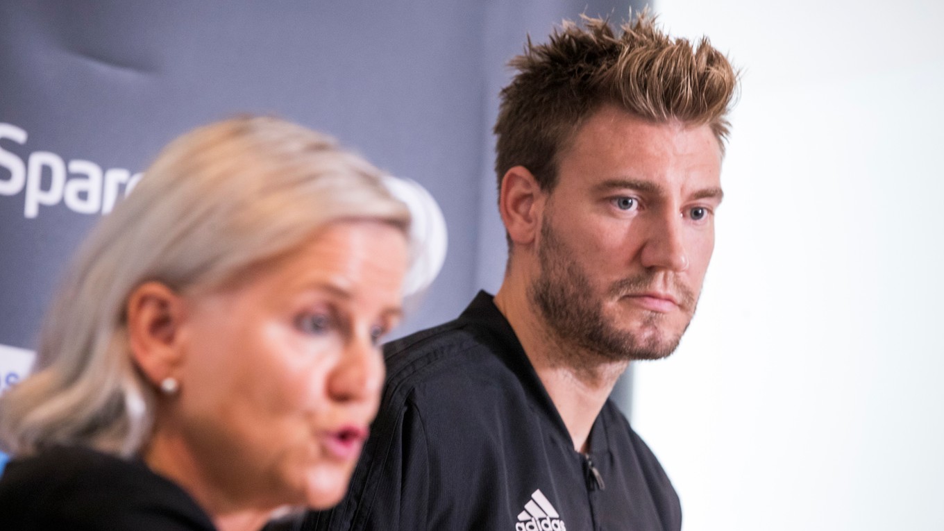 Nicklas Bendtner predstúpil pred novinárov aj spolu s výkonnou riaditeľkou Rosenborgu Tove Moe Dyrhaugovou.