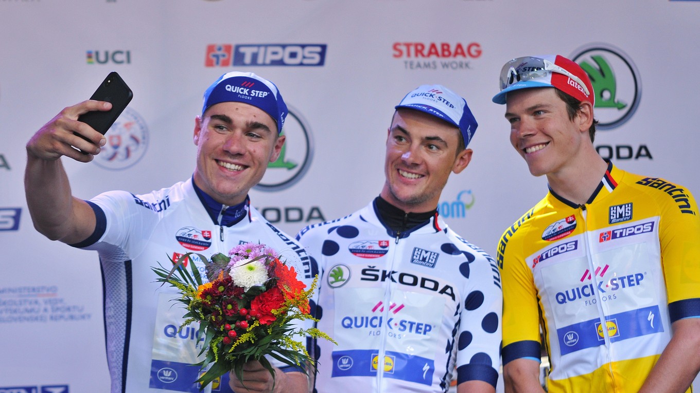 Zľava Fabio Jakobsen v drese pre najlepšieho pretekára do 25 rokov, Yves Lampaert v drese pre najlepšieho jazdca bodovacej súťaže a víťaz prológu Bob Jungels.