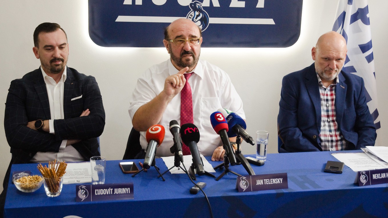 Zľava výkonný riaditeľ HK Poprad Ľudovít Jurinyi, čestný prezident HK Poprad Jan Telensky a konateľ HK Poprad Neklan Herold.