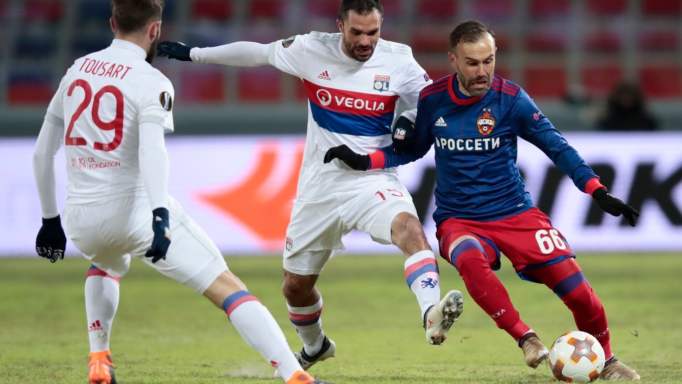 Hráč CSKA Bibras Natcho (vpravo) v súboji s Jeremym Morelom (uprostred) a  Lucasom Tousartom z Lyonu.