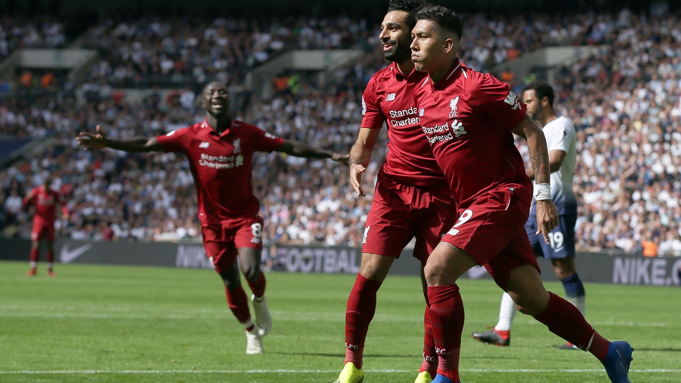 Futbalisti Liverpoolu sa radujú po jednom z gólov.
