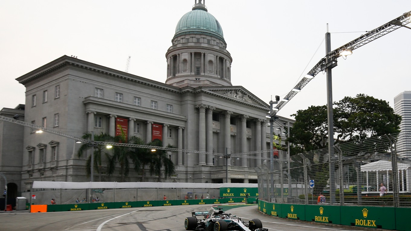 Lewis Hamilton počas kvalifikácie na Veľkú cenu Singapuru.