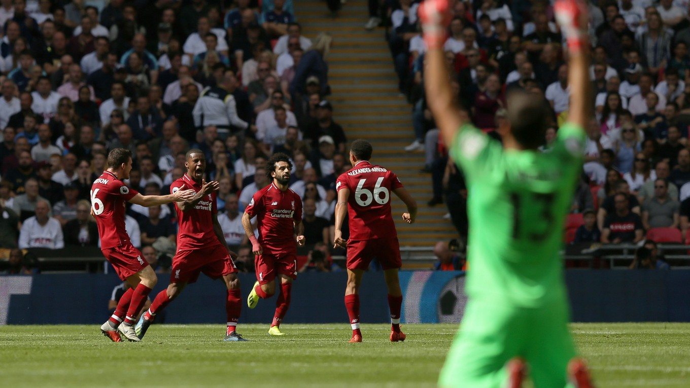 Futbalisti FC Liverpool sa radujú po jednom z gólov.