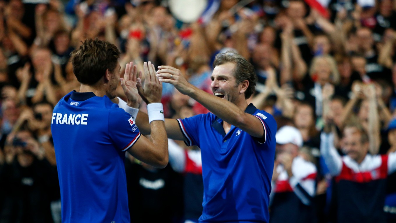 Francúzski tenisti sa radujú z víťazstva.