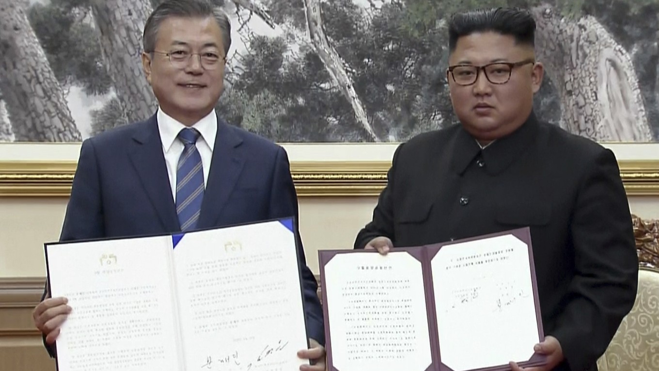 Juhokórejský prezident Mun Če-in a severokórejský vodca Kim Čong-un.