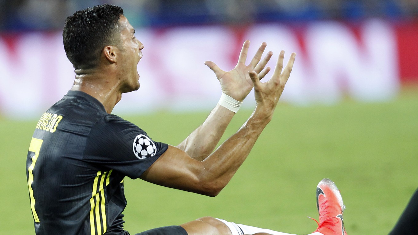 Útočník Juventusu Cristiano Ronaldo videl červenú kartu už v prvom polčase.