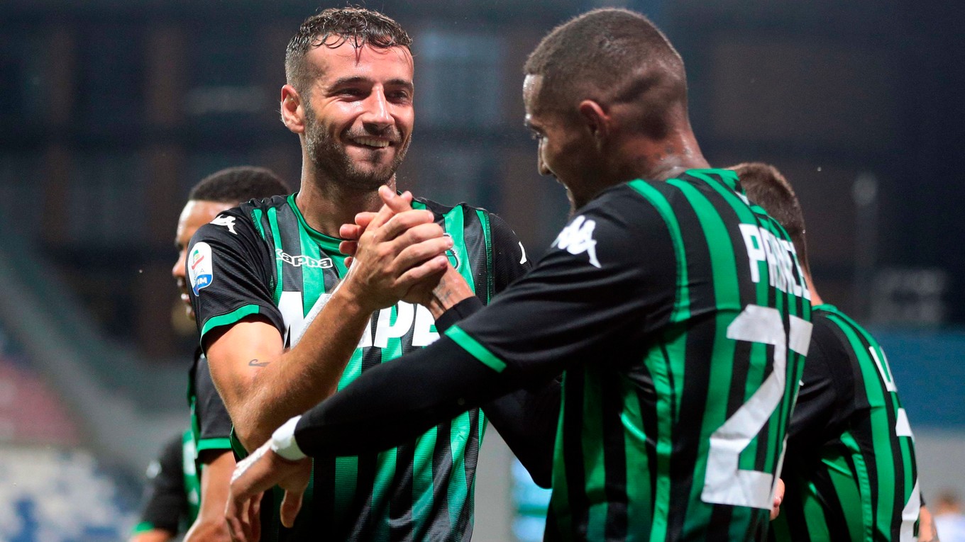 Gian Marco Ferrari (vľavo) zo Sassuola oslavuje gól so spoluhráčom Kevinom Princeom Boatengom.