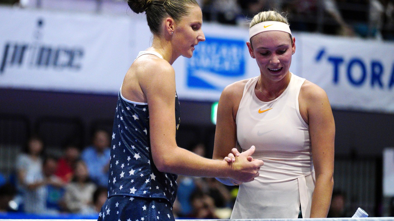 Víťazka semifinále v Tokiu Karolína Plíšková (vľavo) a Dona Vekičová.