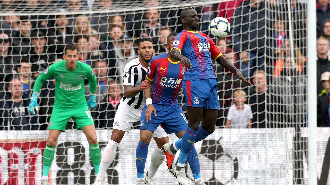 Hráč Crystal Palace Mamadou Sakho spracováva loptu, súboj sleduje Martin Dúbravka v drese Newcastlu.