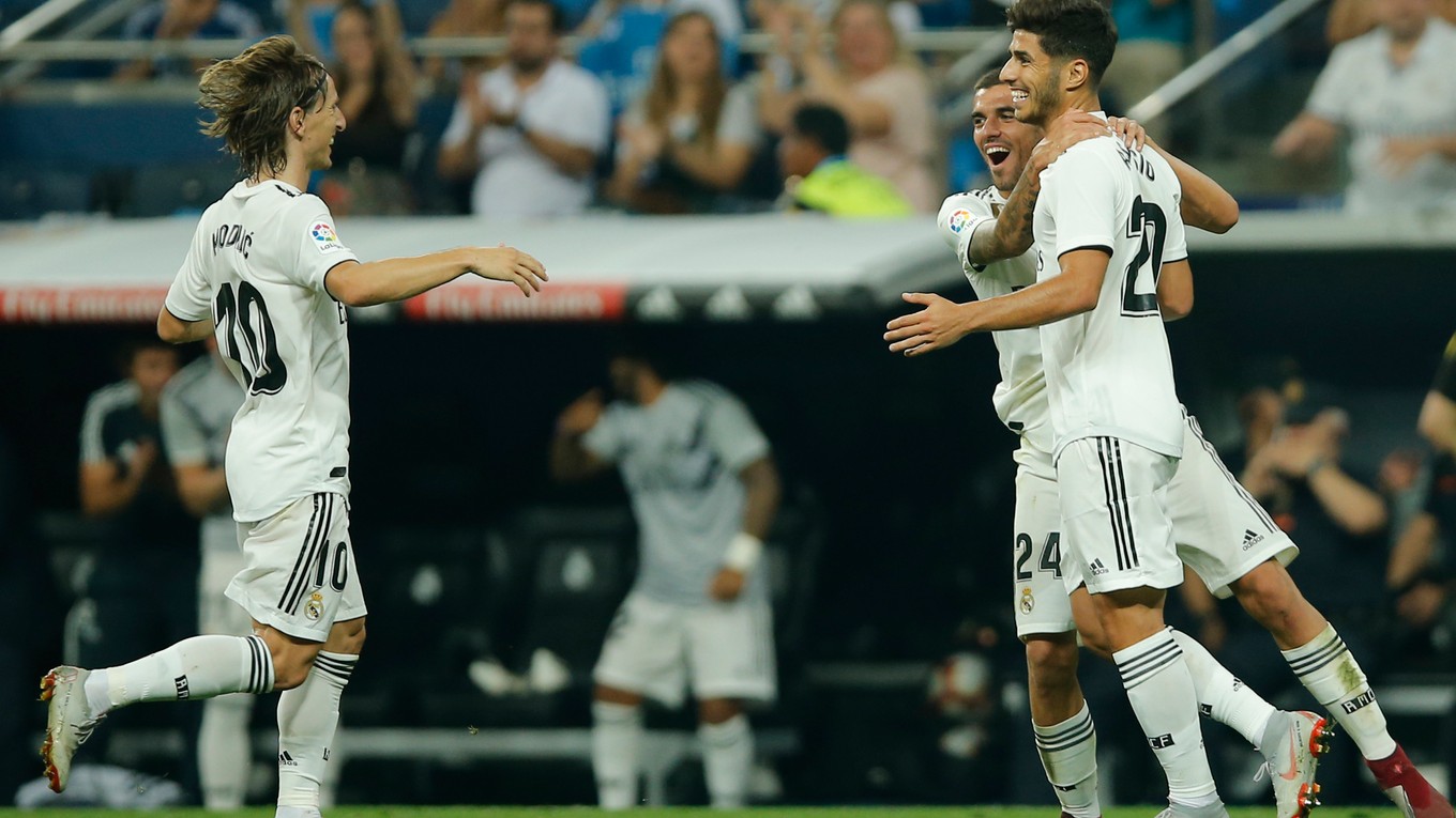 Futbalisti Realu Madrid sa radujú po góle Marca Asensia.