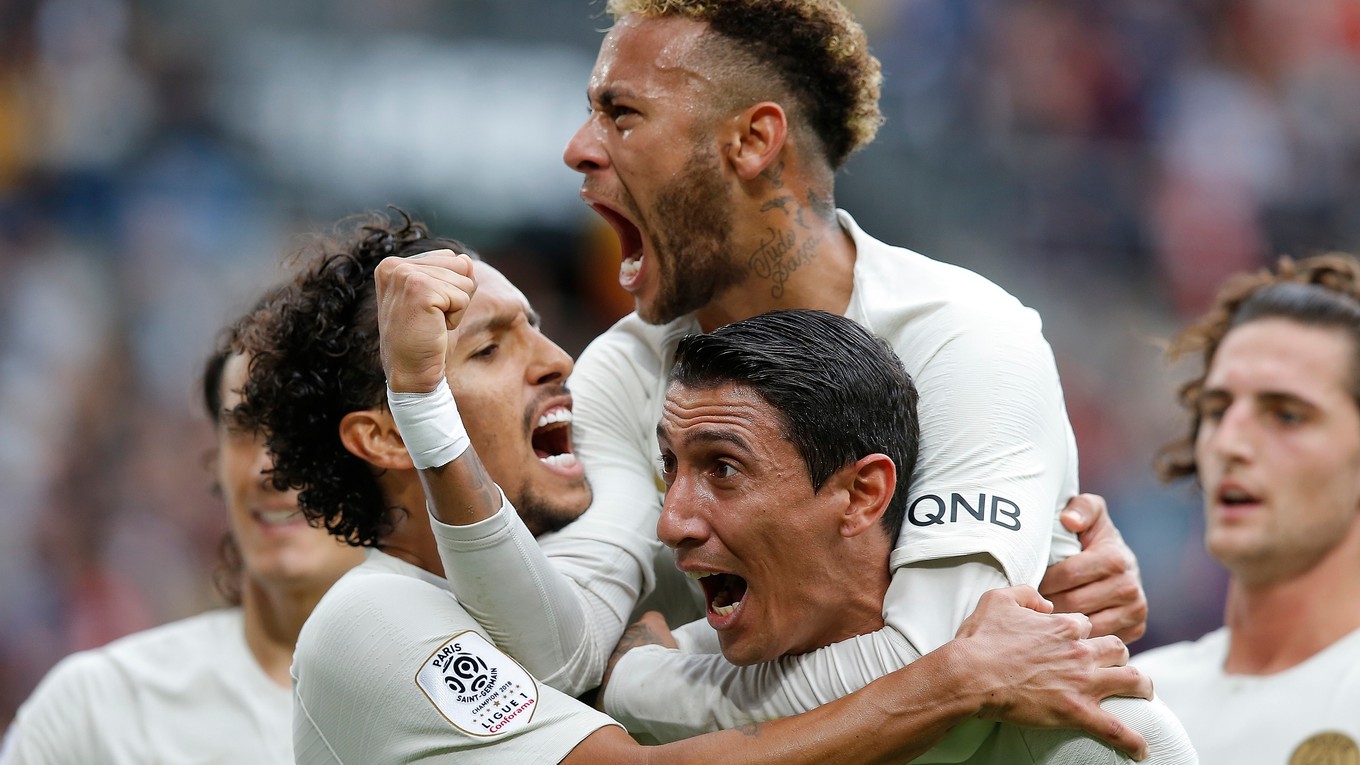 Neymar (hore) sa raduje so spoluhráčmi po jednom z gólov.