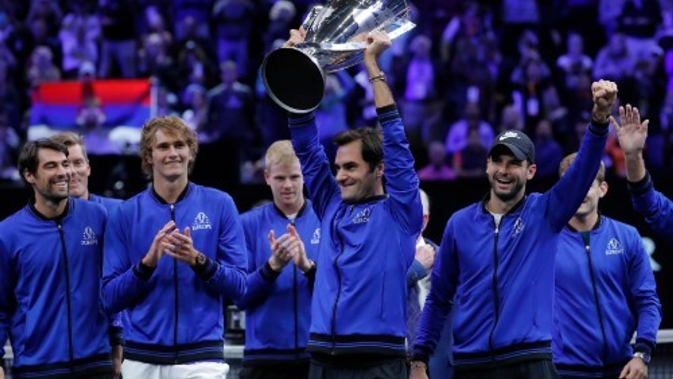 Roger Federer dvíha nad hlavu trofej po víťazstve tímu Európy na druhom ročníku Rod Laver Cupe.