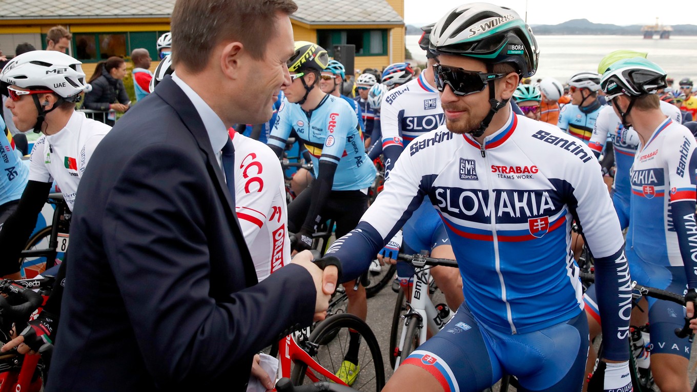 Peter Sagan si pred štartom pretekov elite na MS 2018 v nórskom Bergene podáva ruku s prezidentom Medzinárodnej cyklistickej únie Davidom Lappartientom. Sagan vybojoval pre Slovensko šesť miesteniek, siedmu získal on ako aktuálny majster sveta.