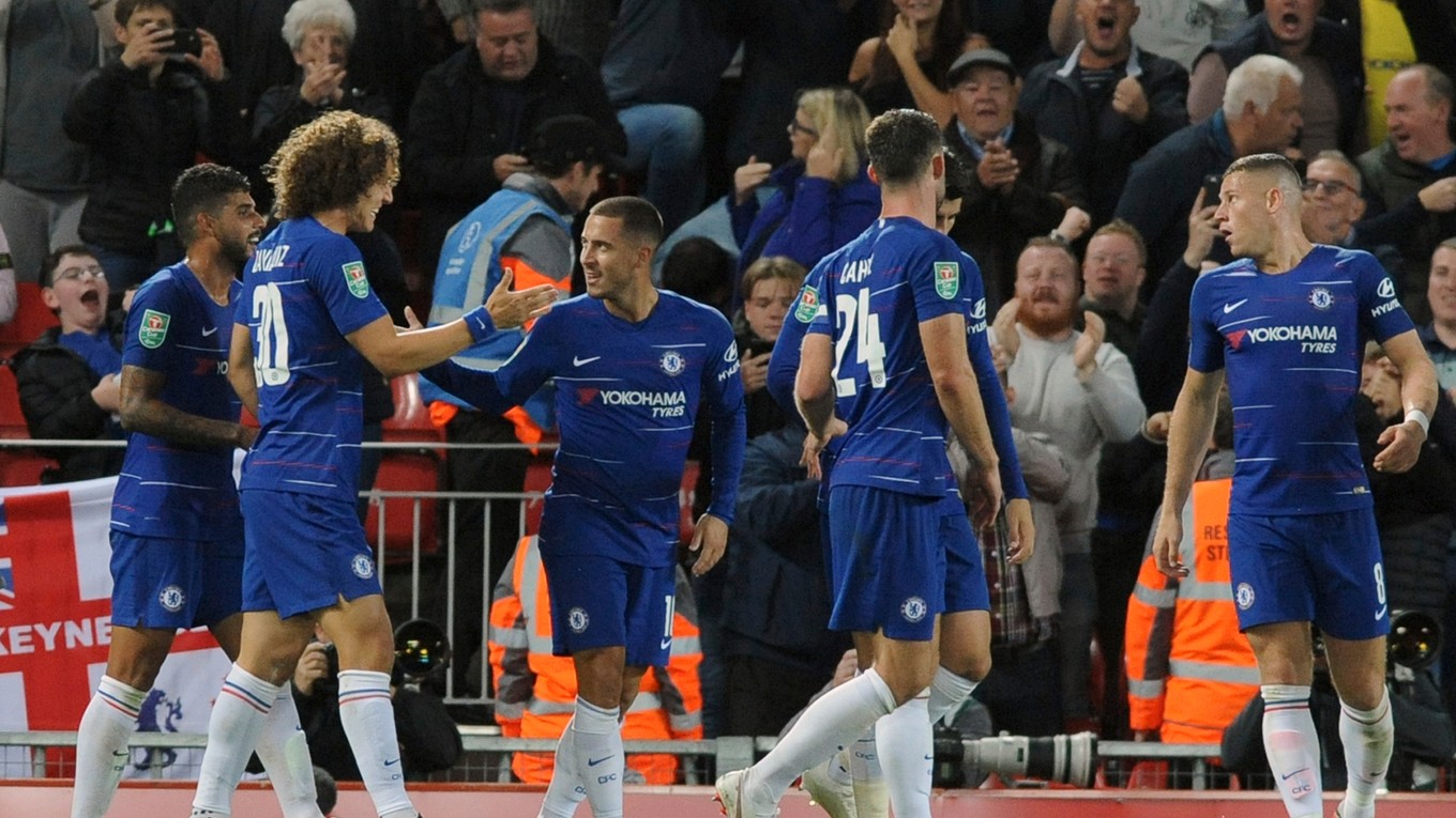 Eden Hazard (tretí zľava) oslavuje gól so spoluhráčmi z Chelsea Londýn.