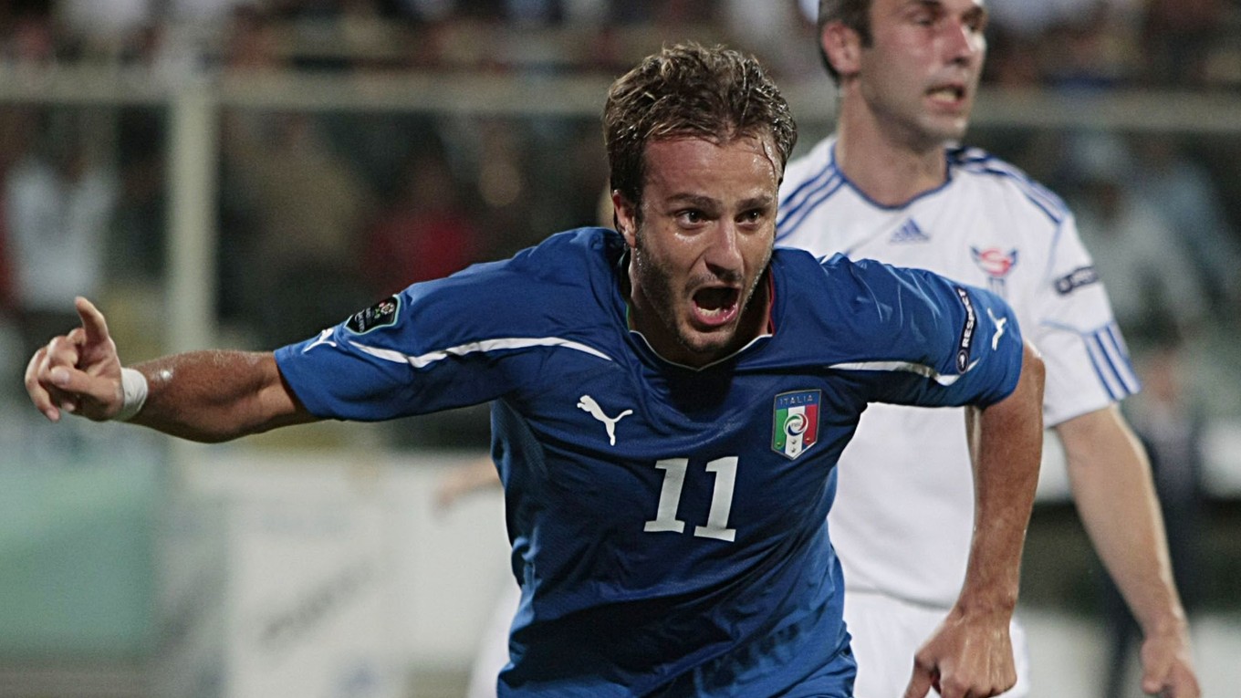 Alberto Gilardino sa teší z gólu v zápase kvalifikácie na EURO 2012 medzi Talianskom a Faerskými ostrovami. 