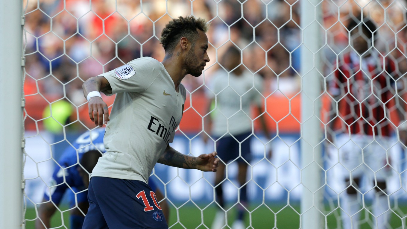 Neymar oslavuje gól do siete Nice.