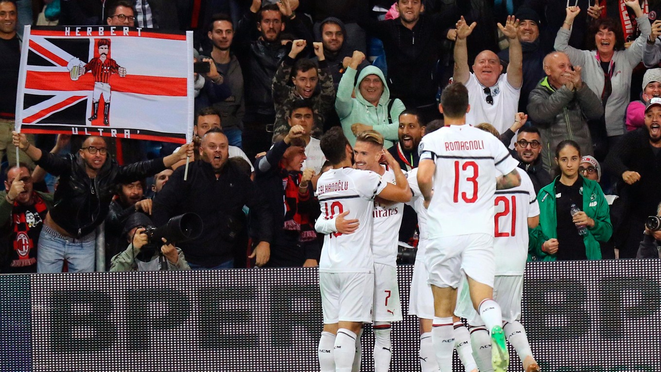 AC Miláno oslavuje jasný triumf.