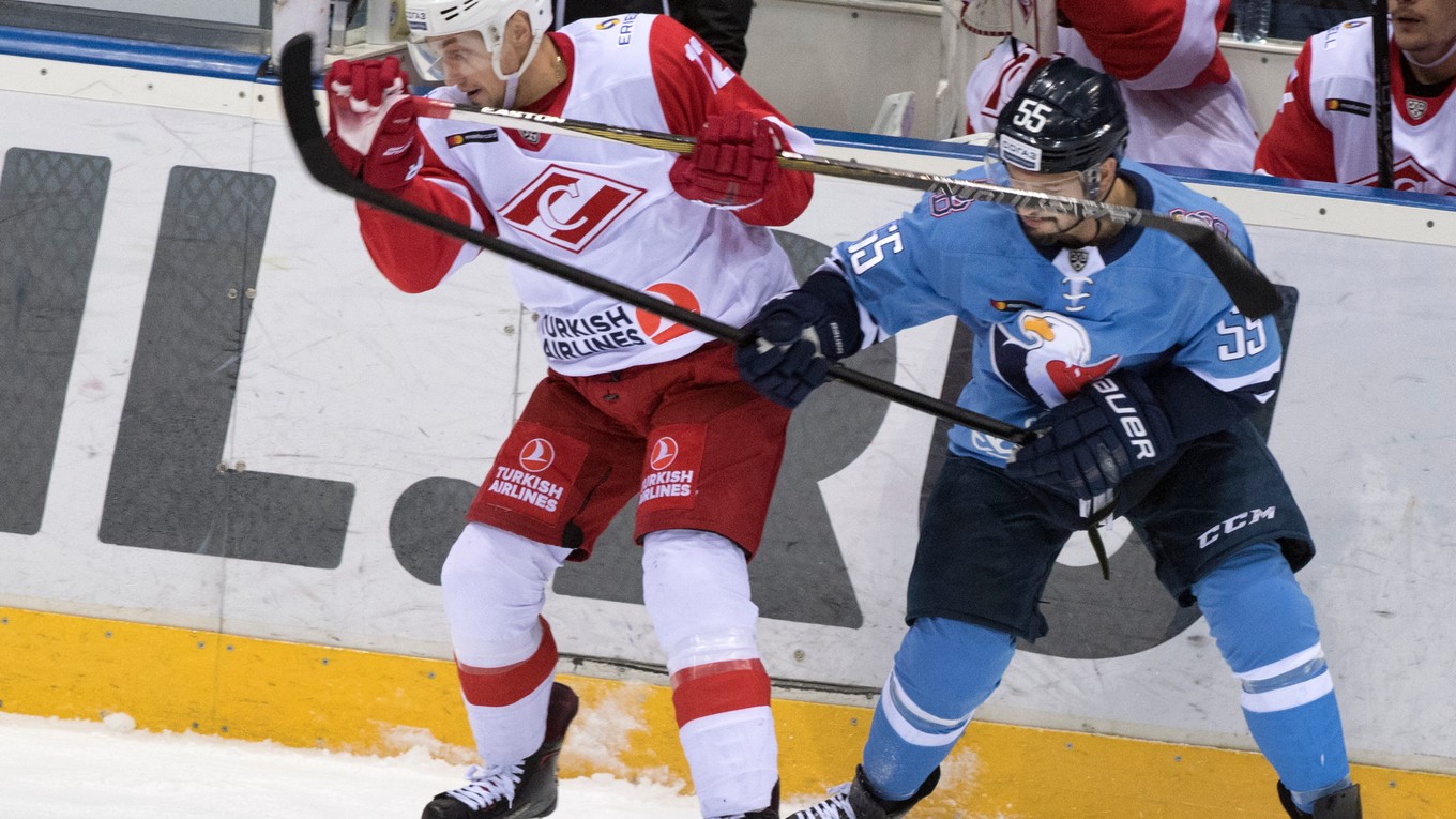 Američan Nicholas Schaus (vpravo) v Slovane nepresvedčil.