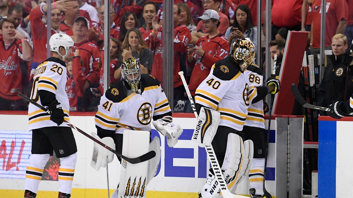 Brankár Tuukka Rask (40) z Bostonu Bruins odchádza z ľadu, strieda ho Jaroslav Halák (41).