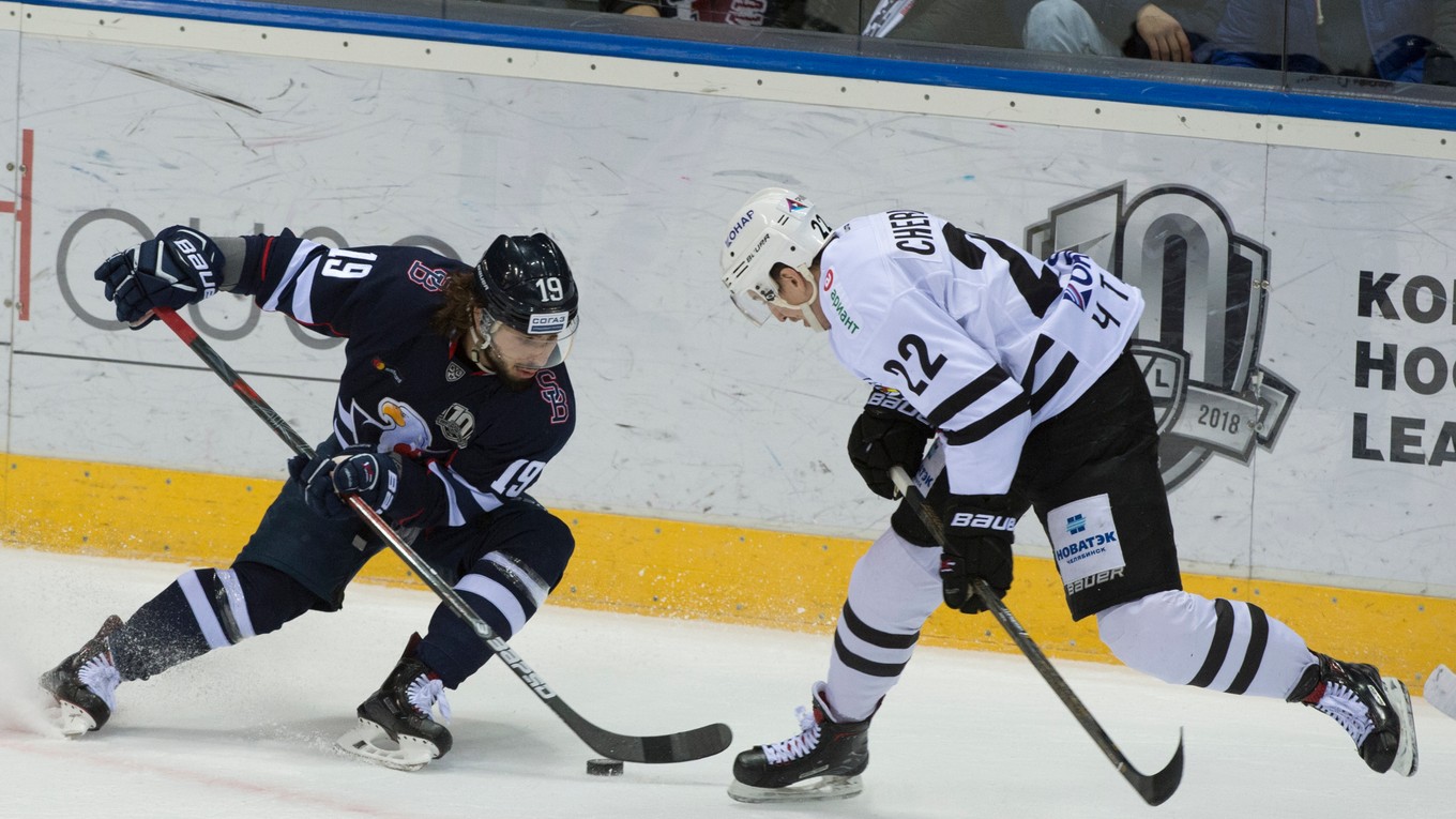 Eliezer Šerbatov (vľavo) bojuje o puk s Alexandrom Černikovom v zápase KHL Slovan Bratislava - Traktor Čeľabinsk.