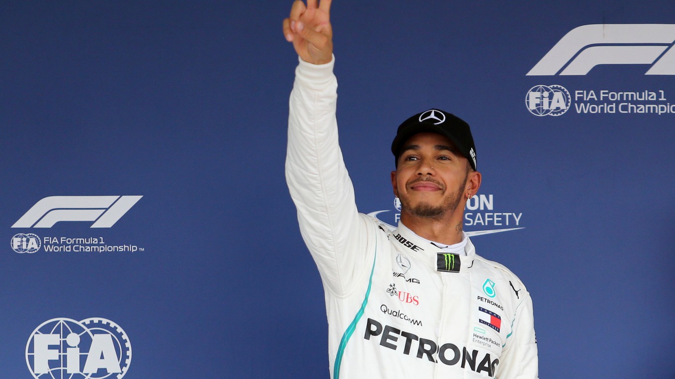 Lewis Hamilton sa teší po víťazstve v kvalifikácii na Veľkú cenu Japonska.