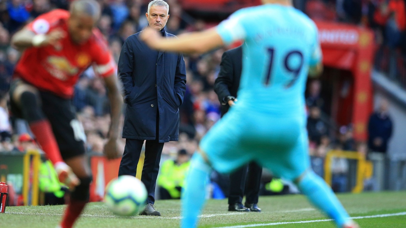 Tréner Manchesteru United José Mourinho sleduje zápas.