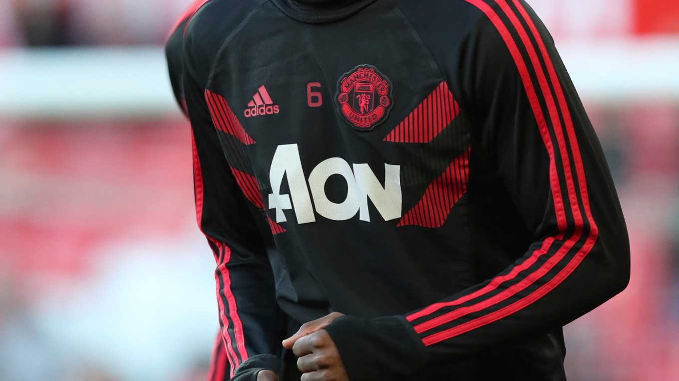 Paul Pogba z Manchesteru United sa rozcvičuje pred začiatkom zápasu.