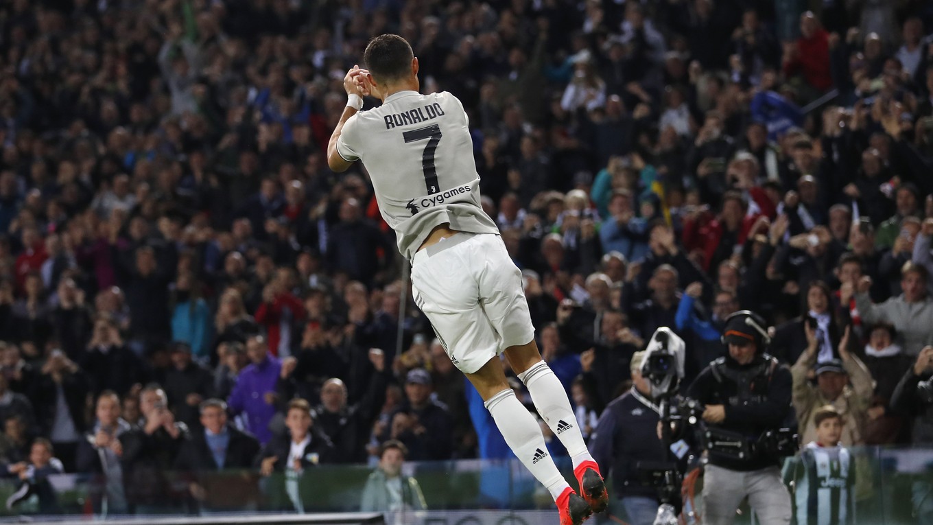 Cristano Ronaldo tradičným spôsobom oslavuje svoj gól.