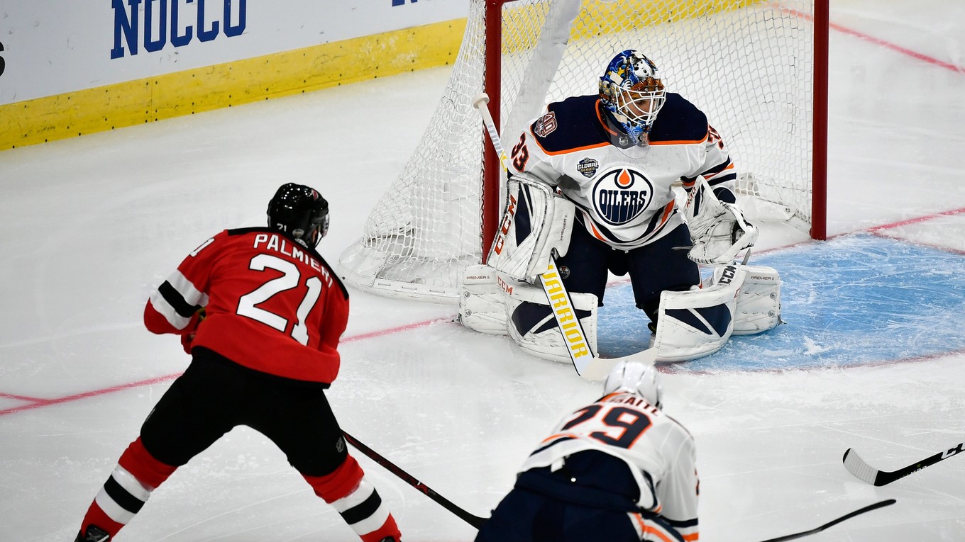 Kyle Palmieri z New Jersey strieľa jeden zo svojich gólov do siete Edmontonu. Zápas sa hral vo švédskom Göteborgu.