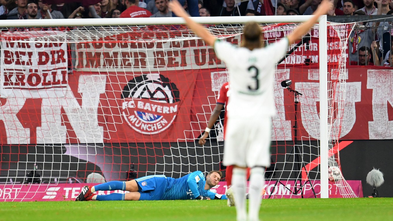 Brankár Bayernu Mníchov Manuel Neuer sa márne naťahuje za loptou.