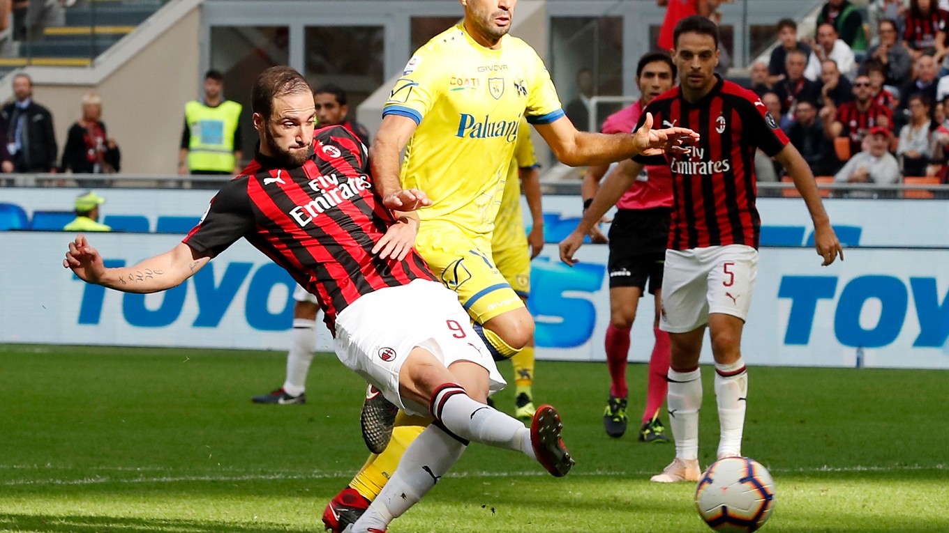 Hráč AC Miláno Gonzalo Higuaín strieľa gól do siete Chieva Verona.