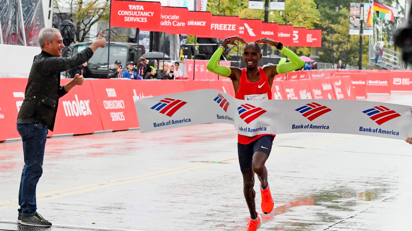 Mo Farah prechádza cieľom chicagského maratónu.