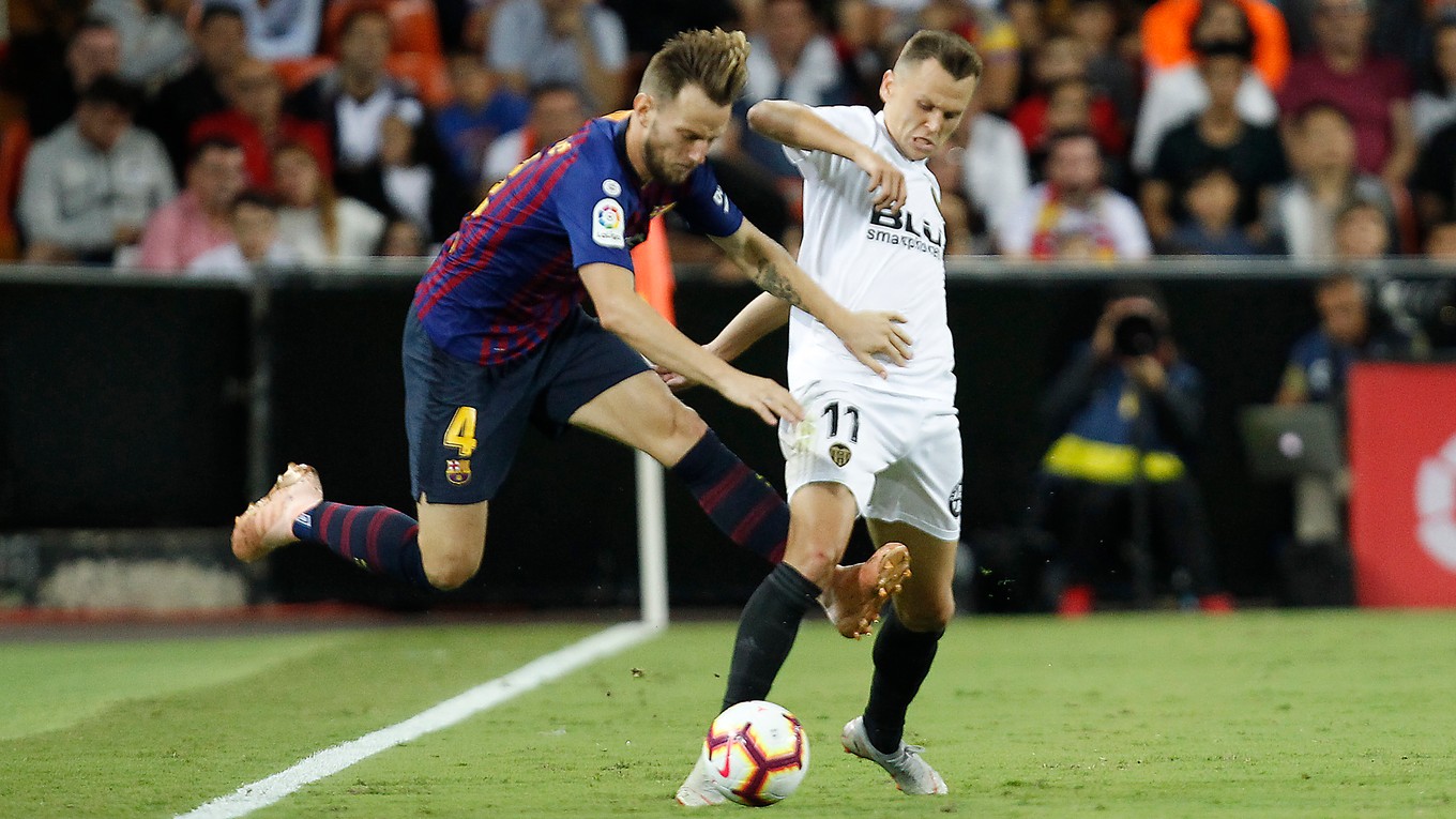 Ivan Rakitič (vľavo) padá po súboji s Denisom Čeryševom.